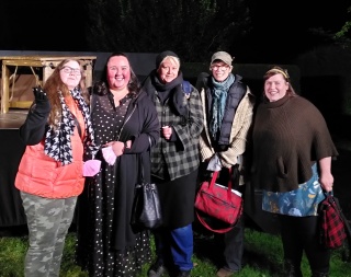 Die Studierenden mit ihrer Lehrerin Rebecca Weiss (2. von rechts) beim Besuch von "Hamlet" (Foto: Wei)