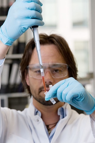 Ein außerschulischer Lernort des Bergischen Weiterbildungskollegs ist die Chemie-Labothek der Universität Wuppertal, die zu verschiedenen inhaltlichen Schwerpunkten gerne genutzt wird.