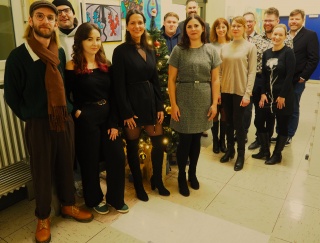 Frisch gebackene Abiturientinnen und Abiturienten feiern ihren Erfolg